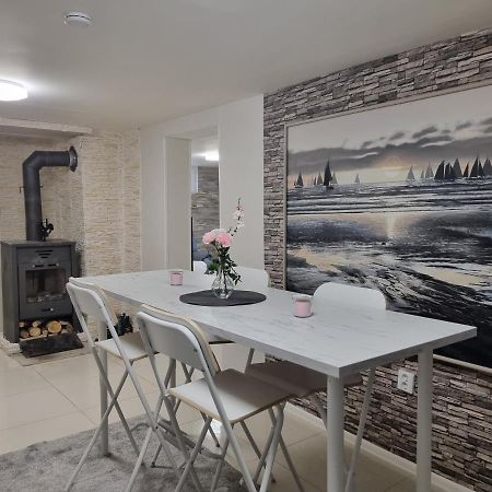 Moonlight - Trevlig Kallarlagenhet Apartment Broby Luaran gambar